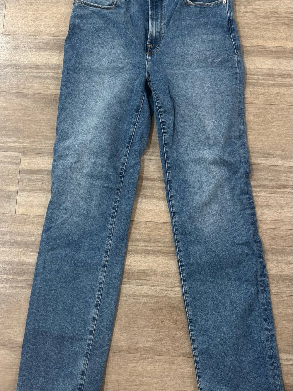 *Never Worn* Good American Medium Wash Straight-Leg Jeans